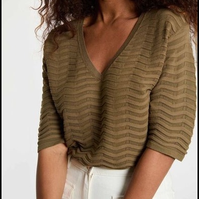 Blusa verde oliva de manga 3/4 com padrão em relevo e decote em V