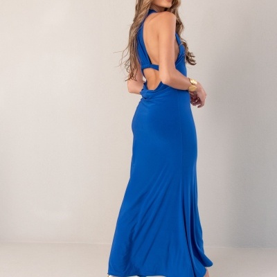 Vestido comprido azul com costas abertas e sandálias douradas