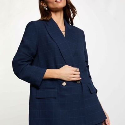 Blazer azul escuro com padrão de quadrícula e botões dourados