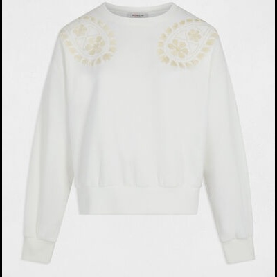 Sweatshirt branca com padrão bege perto dos ombros