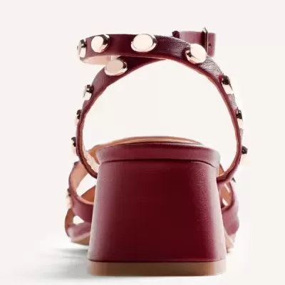 Salto quadrado vinho com tiras e tachas prateadas