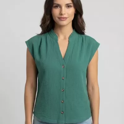 Blusa verde feminina com botões frontais e textura franzida, sem mangas