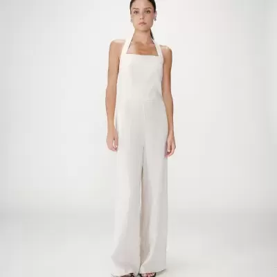 Macacão feminino creme alças largas com sandálias pretas