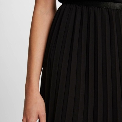 Saia preta plissada com cintura de elástico acetinado