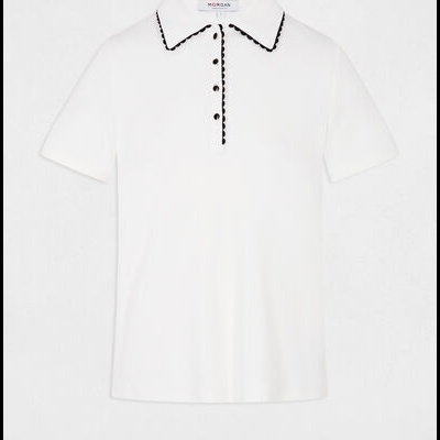 Polo branco de manga curta com gola preta e botões pretos