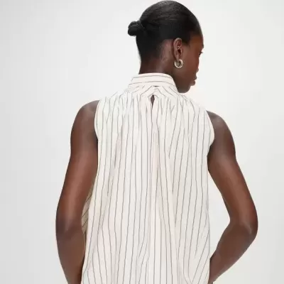 Blusa branca às riscas verticais finas pretas vista de trás, sem mangas, com gola alta e detalhe de abertura