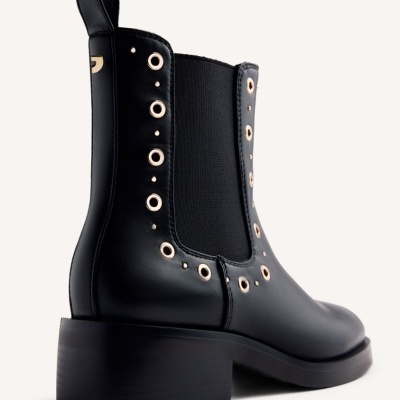 Botim preto em pele com tachas douradas e sola grossa preta