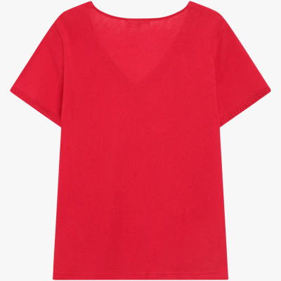 T-shirt feminina vermelha de manga curta com decote redondo e acabamento rendado nas mangas