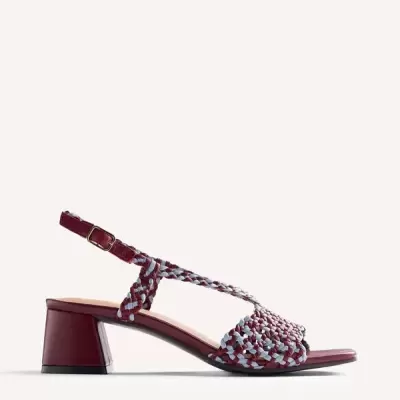 Sandália feminina bordeaux com tiras entrelaçadas e salto bloco