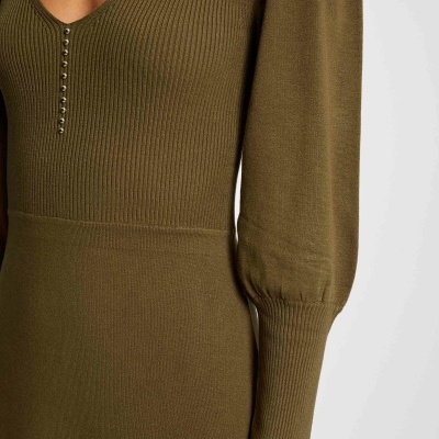 Vestido de malha verde-oliva com botões prateados