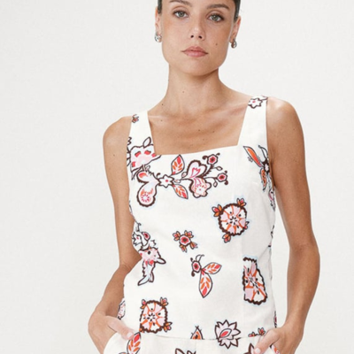 Vestido branco com padrão floral colorido e decote quadrado