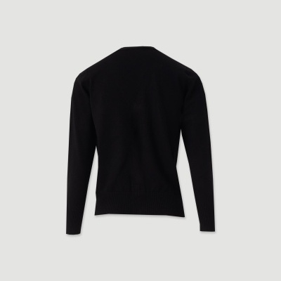 Camisa preta de manga comprida vista por trás