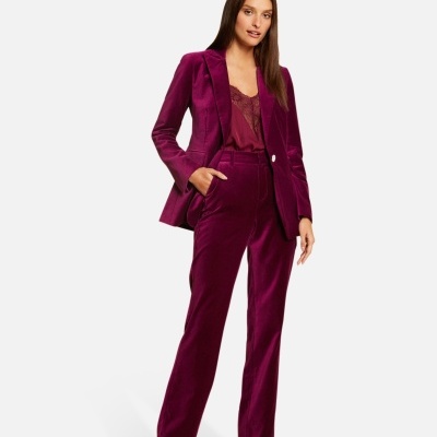 Conjunto feminino de veludo bordô com blazer, calças e camisa de renda