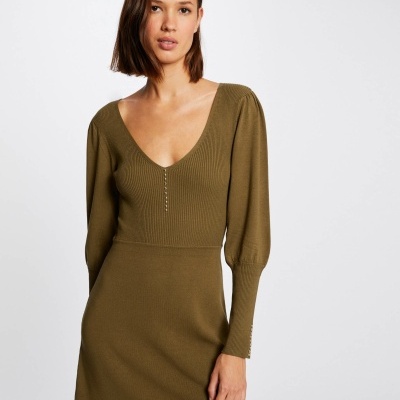 Vestido verde-oliva de malha com decote em V e botões, mangas compridas.