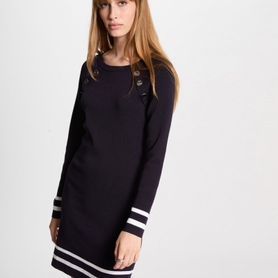 Vestido de malha preta com riscas brancas nas mangas e bainha e botões nos ombros