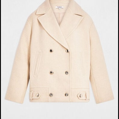 Casaco bege claro de lã com botões dourados