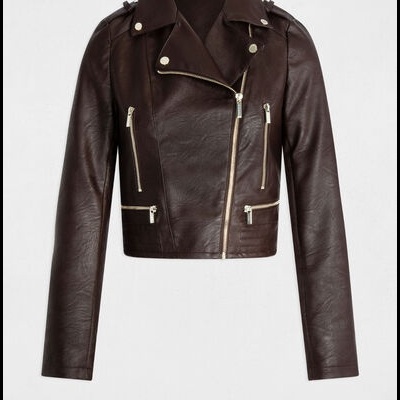 Casaco de couro sintético castanho escuro com fecho assimétrico prateado e bolsos