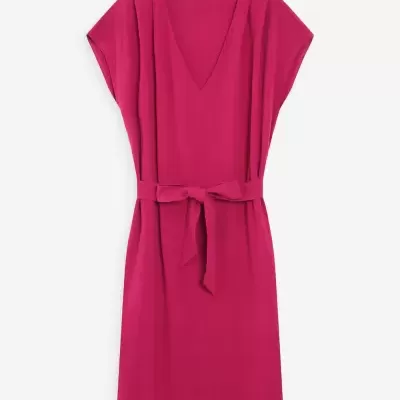 Vestido rosa com decote em V e cinto amarrado na cintura