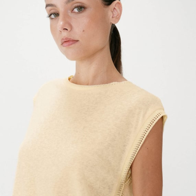 Top de malha creme com detalhes em renda nas cavas
