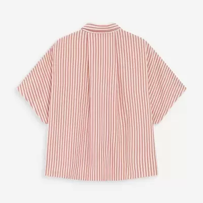 Camisa riscada branca e vermelha de manga curta vista pelas costas