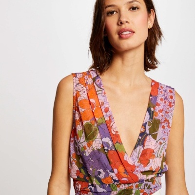 Top feminino floral colorido com decote em V profundo e calças brancas