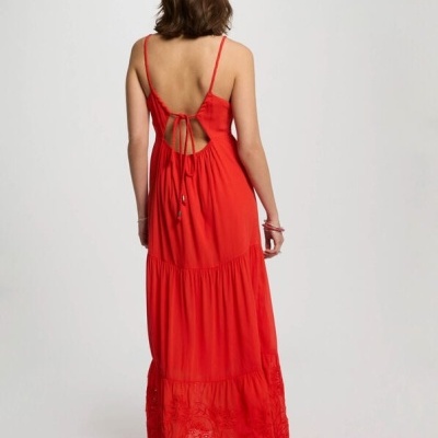 Vestido longo vermelho com costas abertas e laço, detalhe em renda na parte inferior