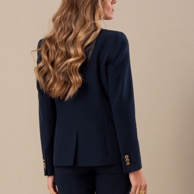 Blazer azul escuro feminino visto de costas