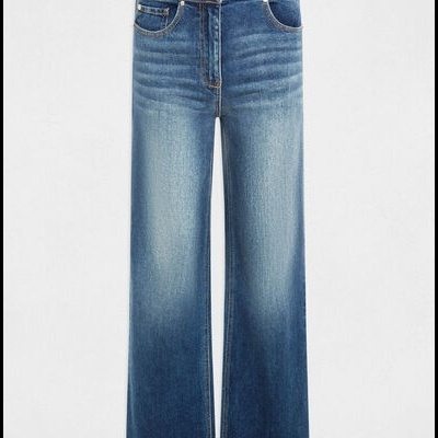 Calças de ganga azuis com cinto de corrente dourada