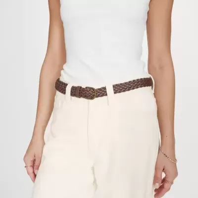 Cinto castanho trançado com fivela dourada em calças bege e top branco