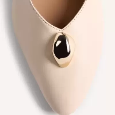 Sapatilha bege com detalhe metálico dourado e preto