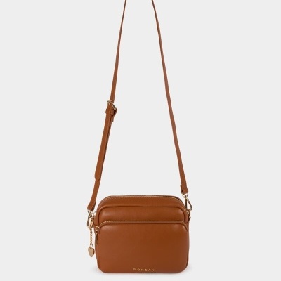 Mala tiracolo castanha em pele com dois fechos e pendente de coração