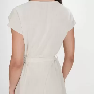 Vestido bege claro com cinto na cintura visto por trás