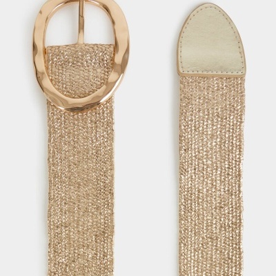 Cinto trançado dourado com fivela oval metálica brilhante