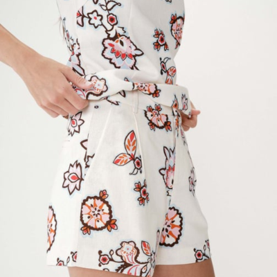 Conjunto de roupa feminino branco com padrão floral colorido