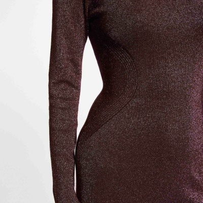 Vestido justo manga comprida tecido brilhante vinho