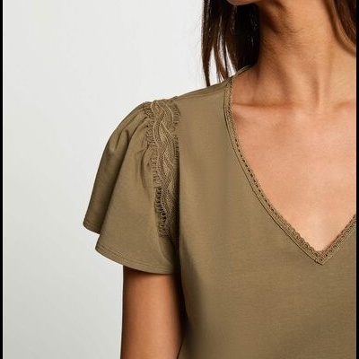 T-shirt verde-caqui com decote em V e folhos nas mangas com renda