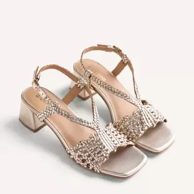 Sandálias douradas com tiras trançadas e salto médio