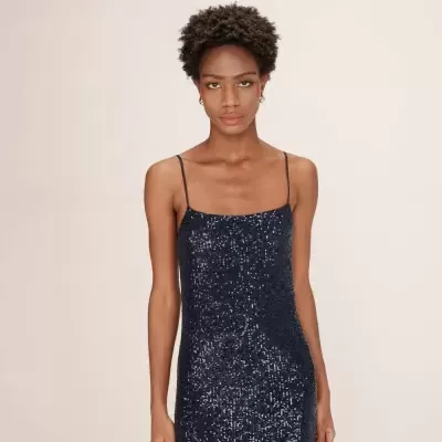 Mulher a usar vestido azul com lantejoulas finas e alças finas