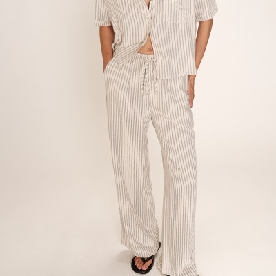 Conjunto de pijama riscado branco e castanho com camisa e calças compridas