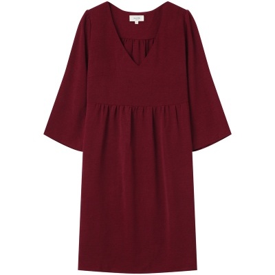 Vestido vermelho-escuro com manga 3/4 em fundo branco