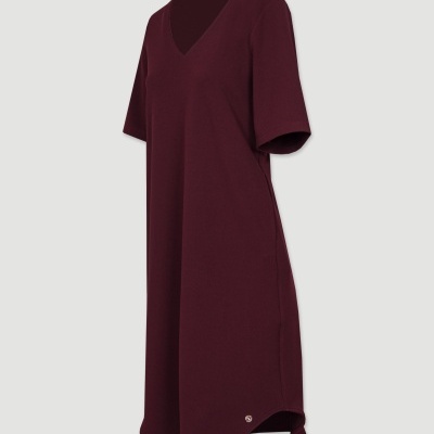 Vestido bordeaux de malha com decote em V e mangas curtas