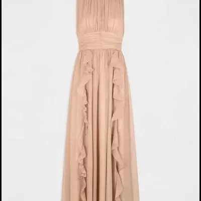 Vestido longo bege com folhos e gola alta