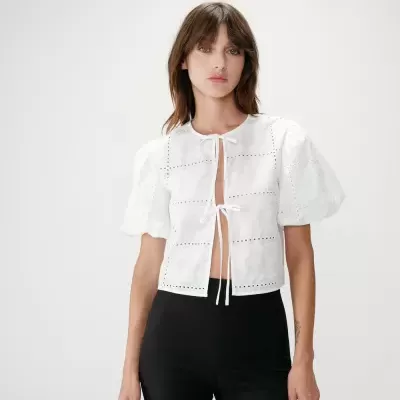 Top feminino branco bordado com laços frontais e mangas bufantes