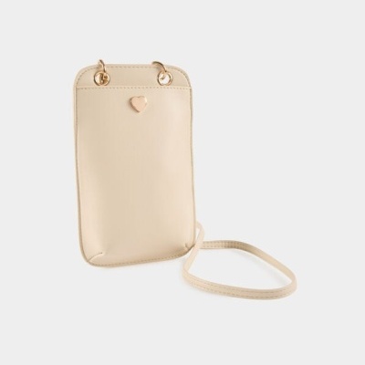 Mala pequena bege claro com detalhe de coração dourado