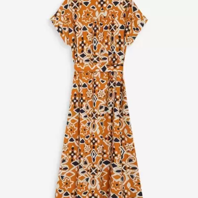 Vestido midi de padrão geométrico laranja, branco e preto