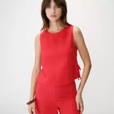 Conjunto vermelho feminino com blusa sem mangas e calças, modelo com pulseira castanha