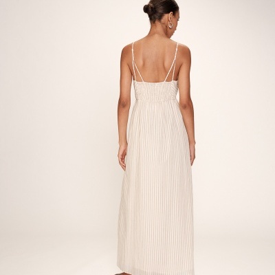 Vestido comprido branco com riscas finas beges e alças finas