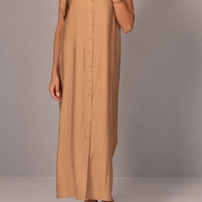 Vestido comprido castanho claro com botões frontais e mangas curtas com folhos