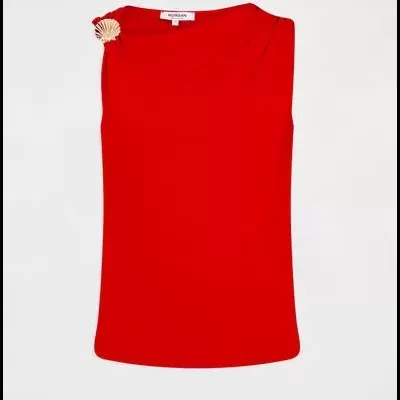 Top vermelho de mulher com detalhe de concha dourada no ombro esquerdo