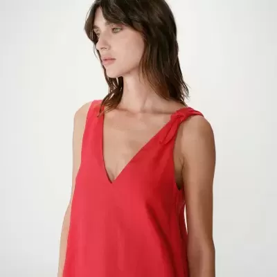 Vestido vermelho de tecido leve com decote em V e alças com laço